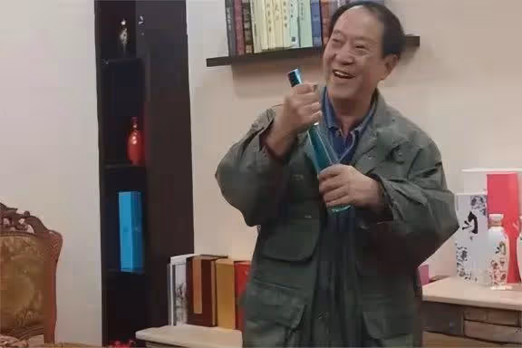 太慘!75歲牛群近況罕見曝光:滄桑衰老目光呆滯,離婚獨居貧民窟