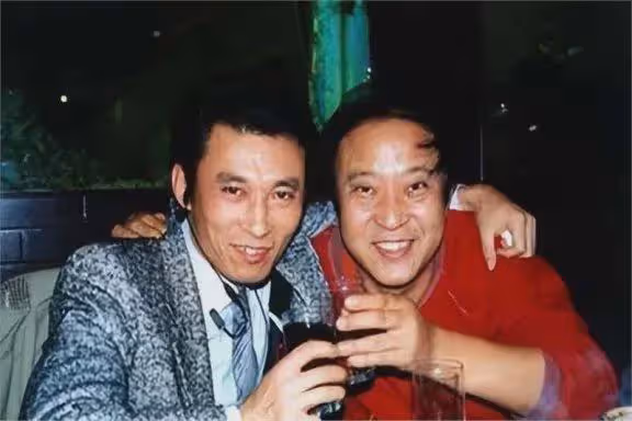 太慘!75歲牛群近況罕見曝光:滄桑衰老目光呆滯,離婚獨居貧民窟