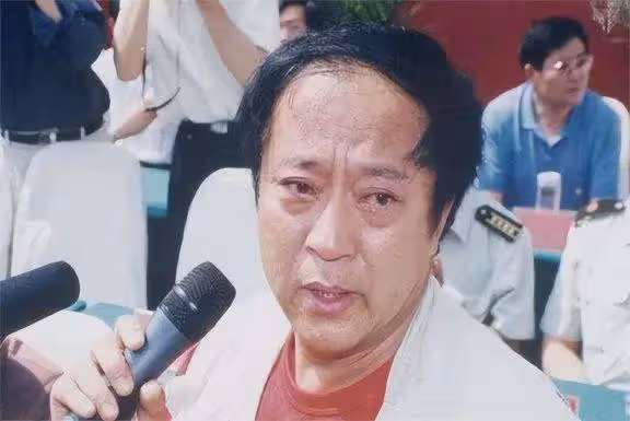 太慘!75歲牛群近況罕見曝光:滄桑衰老目光呆滯,離婚獨居貧民窟