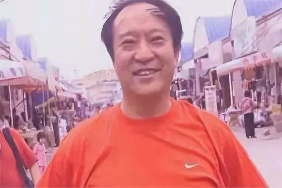 太慘!75歲牛群近況罕見曝光:滄桑衰老目光呆滯,離婚獨居貧民窟