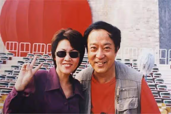 太慘!75歲牛群近況罕見曝光:滄桑衰老目光呆滯,離婚獨居貧民窟