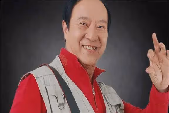 太慘!75歲牛群近況罕見曝光:滄桑衰老目光呆滯,離婚獨居貧民窟