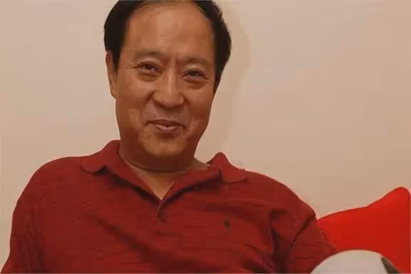 太慘!75歲牛群近況罕見曝光:滄桑衰老目光呆滯,離婚獨居貧民窟