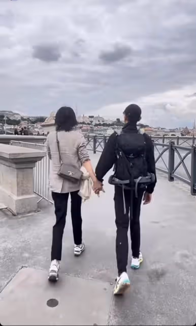 劉嘉玲閨蜜為梁朝偉慶生,兩人貼臉合照,梁朝偉兩鬢花白笑容靦腆