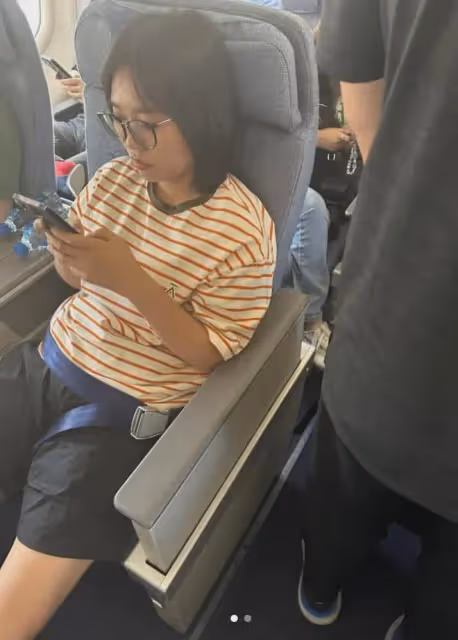 李雪琴飛機上被偶遇,胳膊腿好細真人超瘦,網友:90斤都沒她腿細