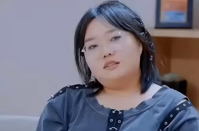 李雪琴飛機上被偶遇,胳膊腿好細真人超瘦,網友:90斤都沒她腿細