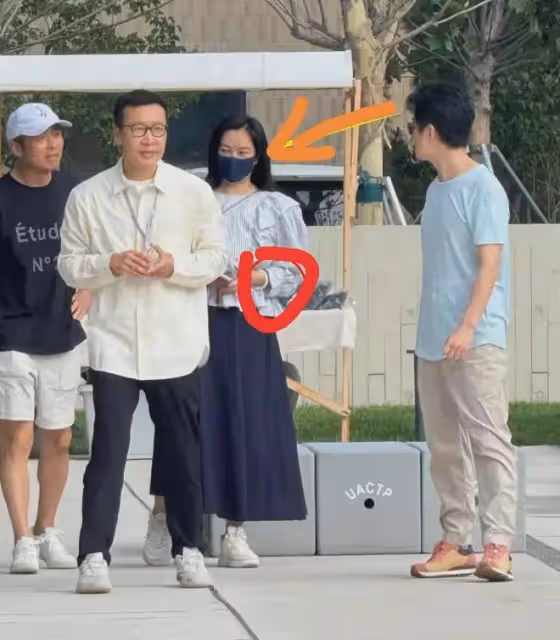 49歲李健帶老婆北戴河看房,均價高達2.5w,本人個子很矮衣服包漿