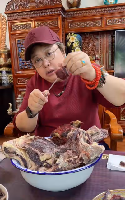 韓紅西藏的家公開樸實又貴氣,大口生吃牛肉,手上戴9萬元手串!