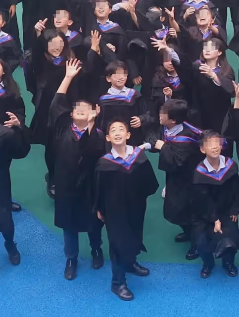 11歲Jasper上海耀中畢業,戴四方帽箍牙套似爸爸,登台普通話發言