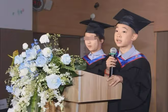 11歲Jasper上海耀中畢業,戴四方帽箍牙套似爸爸,登台普通話發言