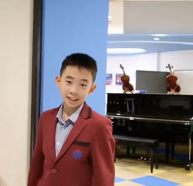 11歲Jasper上海耀中畢業,戴四方帽箍牙套似爸爸,登台普通話發言