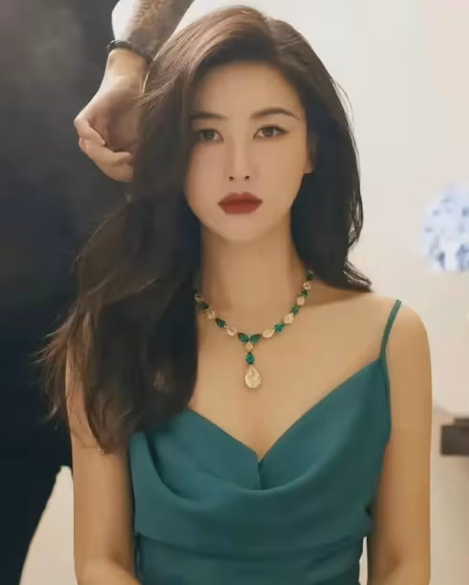 朱珠才是真玫瑰，和周杰倫約會，拋棄法拉利老總，嫁清華大學老師