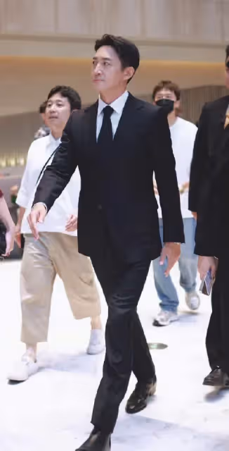 上海白玉蘭獎紅毯｜陳曉婚變風暴頂光頭首亮相　唐嫣穿Armani高訂優雅搶影后