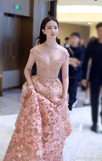 上海白玉蘭獎紅毯｜陳曉婚變風暴頂光頭首亮相　唐嫣穿Armani高訂優雅搶影后