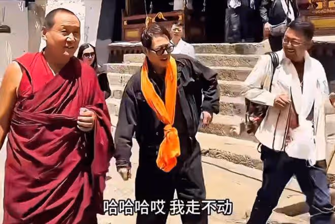 61歲李連杰寺廟中手舞足蹈畫面曝光，被嘲丟掉了最後的「體面」！