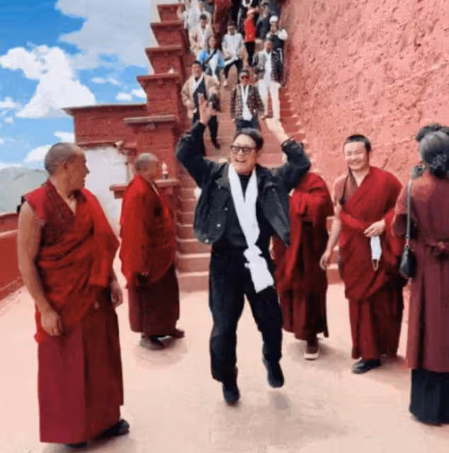 61歲李連杰寺廟中手舞足蹈畫面曝光，被嘲丟掉了最後的「體面」！