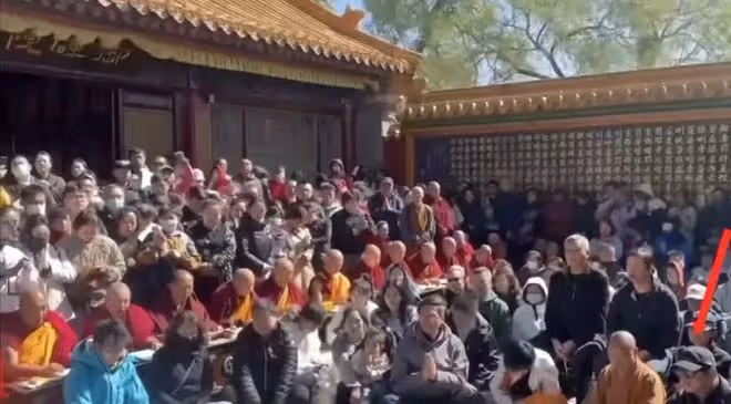 61歲李連杰寺廟中手舞足蹈畫面曝光，被嘲丟掉了最後的「體面」！