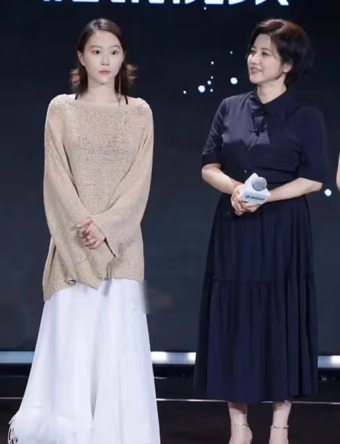 27歲竇靖童首演電視劇,近照神似王菲,娛樂圈關係戶越來越多了