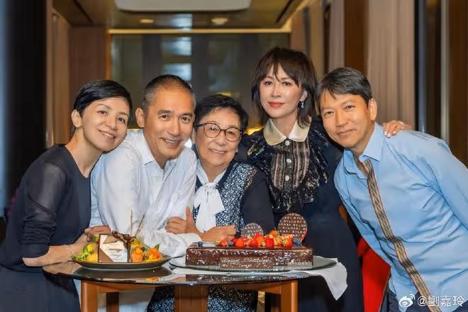 劉嘉玲曬全家福為老公慶生,夫妻高調撒糖,梁朝偉媽媽妹妹罕出鏡