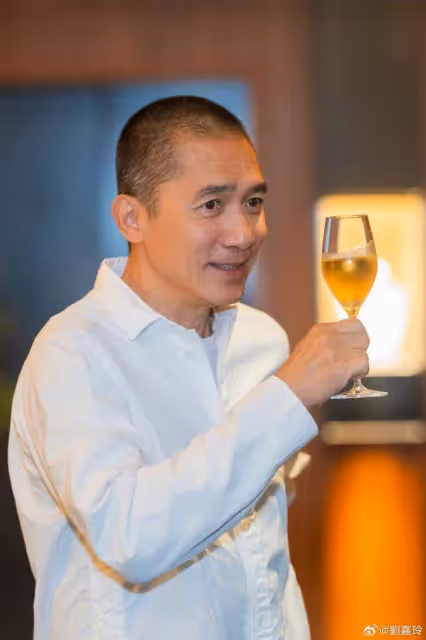 劉嘉玲曬全家福為老公慶生,夫妻高調撒糖,梁朝偉媽媽妹妹罕出鏡