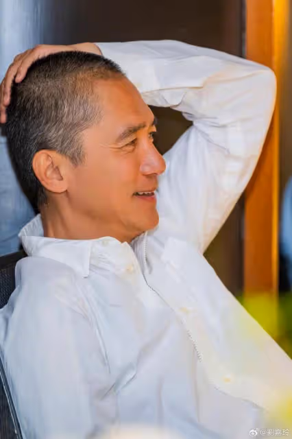 劉嘉玲曬全家福為老公慶生,夫妻高調撒糖,梁朝偉媽媽妹妹罕出鏡
