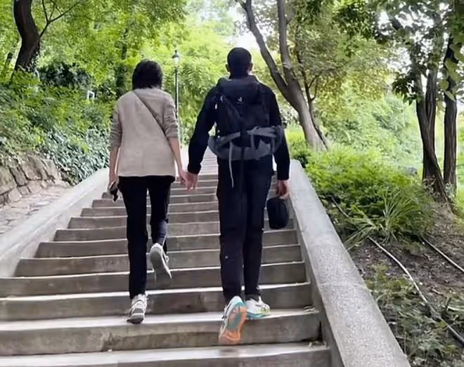 劉嘉玲曬全家福為老公慶生,夫妻高調撒糖,梁朝偉媽媽妹妹罕出鏡