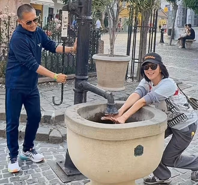 劉嘉玲曬全家福為老公慶生,夫妻高調撒糖,梁朝偉媽媽妹妹罕出鏡