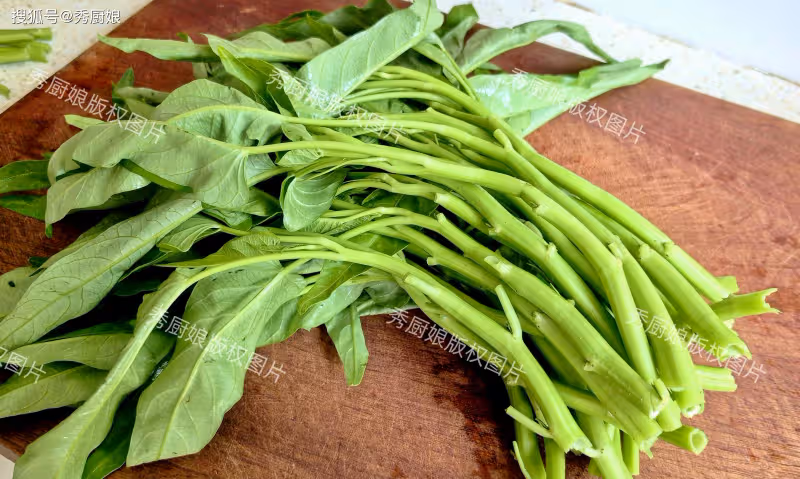 黃瓜、苦瓜靠邊站,夏天這「鹼性菜」使勁吃!大便通暢,對眼睛好