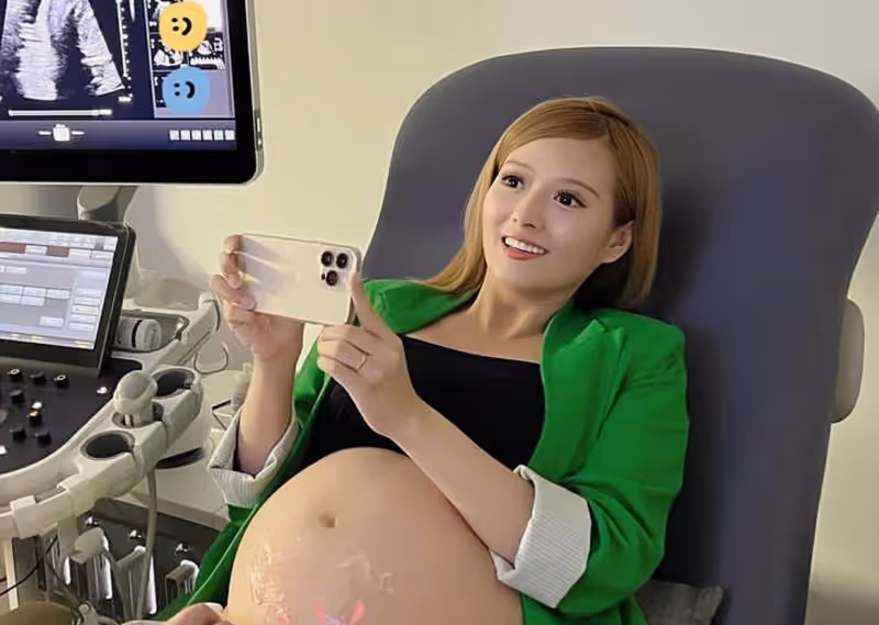 恭喜！香港女星許芷熒宣布生子，和老公四年抱三，正式封肚不再生