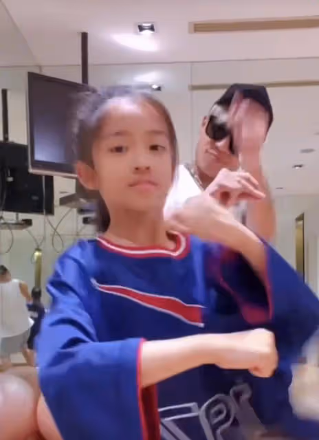 香港知名男星女兒罕見曝光！五官立體顏值高，被贊舞蹈天賦極高