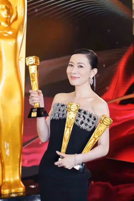 《新聞女王》續集與電影版同時開播，職場小白黑化，佘詩曼因媽媽生病留港發展