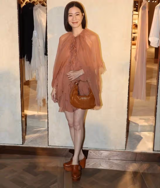 《新聞女王》續集與電影版同時開播，職場小白黑化，佘詩曼因媽媽生病留港發展