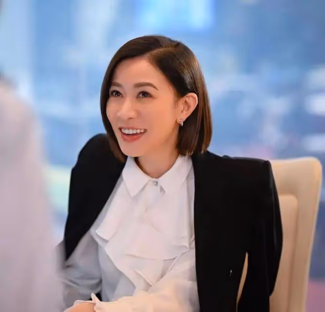 《新聞女王》續集與電影版同時開播，職場小白黑化，佘詩曼因媽媽生病留港發展