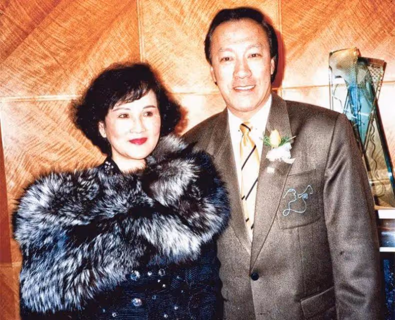 TVB視後與緋聞情敵姐姐罕見同框，對方曾在採訪中暗諷，如今經常互動