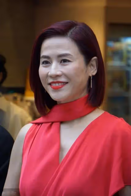 TVB視後坐巴士出行,用29元手機殼被指親民,與古天樂傳緋聞多年
