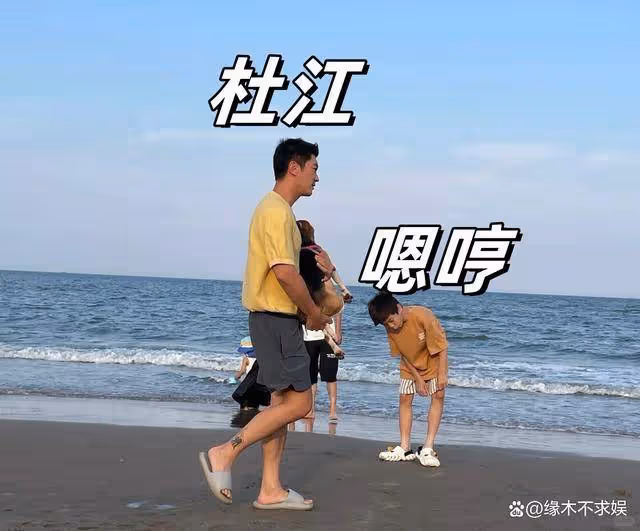 霍思燕一家被偶遇,杜江懷抱珍珠讓人動容,嗯哼又高又瘦又有禮貌