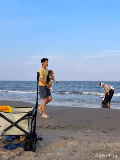 霍思燕一家被偶遇,杜江懷抱珍珠讓人動容,嗯哼又高又瘦又有禮貌