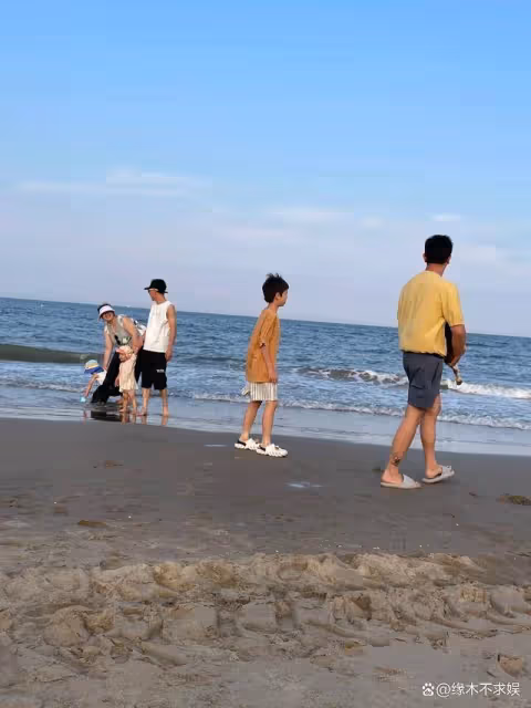 霍思燕一家被偶遇,杜江懷抱珍珠讓人動容,嗯哼又高又瘦又有禮貌