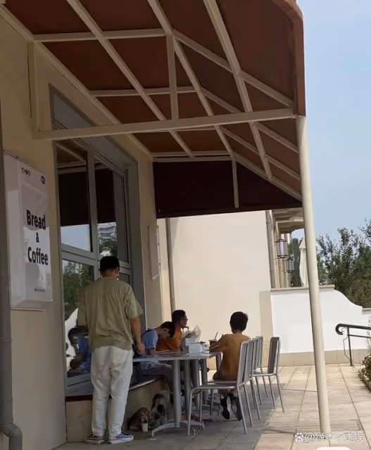 霍思燕一家被偶遇,杜江懷抱珍珠讓人動容,嗯哼又高又瘦又有禮貌