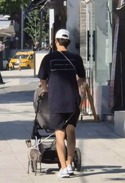 宋仲基獨自帶娃遛狗!1歲兒子開心踢騰小腳好可愛