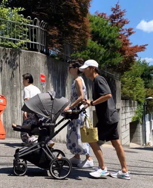 宋仲基獨自帶娃遛狗!1歲兒子開心踢騰小腳好可愛