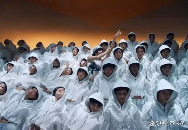 Lisa新MV正式播出!用中文告白中國粉絲,更多抓馬辣眼造型流出!