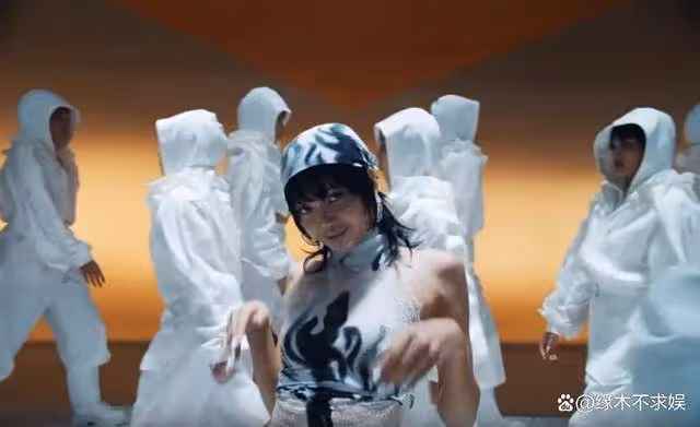 Lisa新MV正式播出!用中文告白中國粉絲,更多抓馬辣眼造型流出!