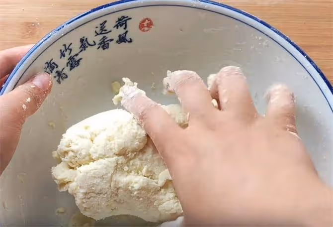 2個土豆,一碗糯米粉,不燙麵,不發麵,軟糯拉絲,孩子超喜歡