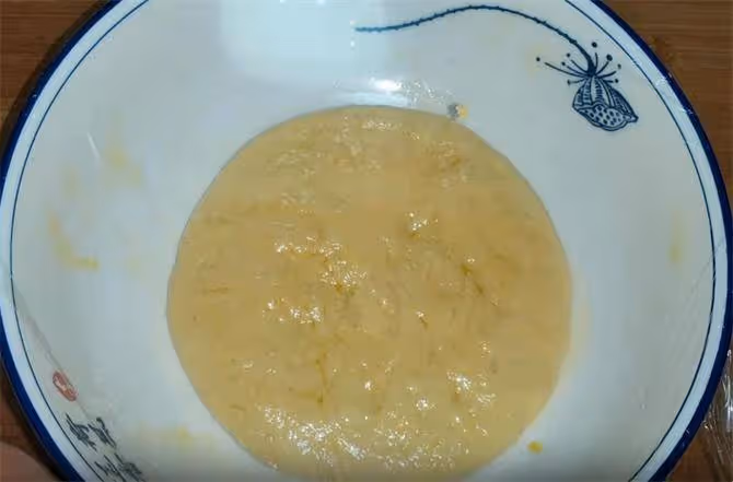 泡泡油餅,杯子一扣,扔進油鍋,個個鼓大泡,比油條簡單又好吃