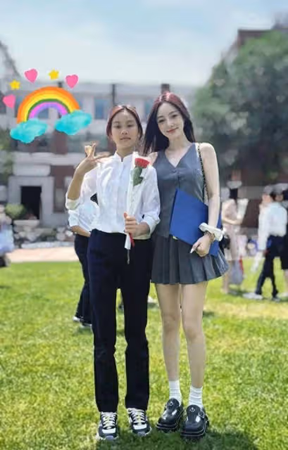 李小璐曬11歲甜馨小學畢業照,母女同框似姐妹