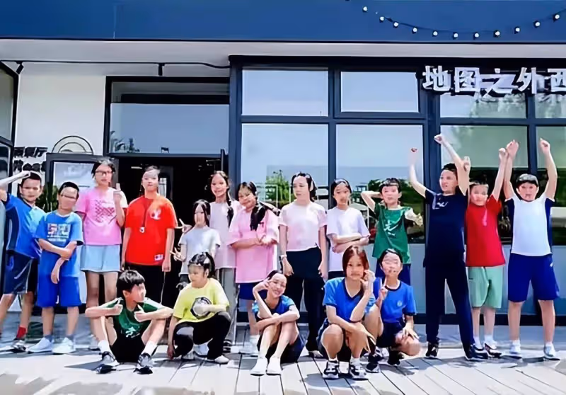 李小璐曬11歲甜馨小學畢業照,母女同框似姐妹