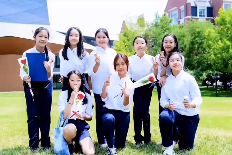 李小璐曬11歲甜馨小學畢業照,母女同框似姐妹