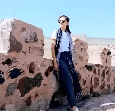 劉濤去爬長城穿得好時髦！白T恤+牛仔褲+絲巾，再戴帽子氣質絕了