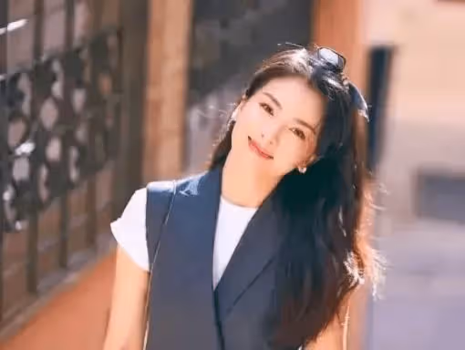 劉濤去爬長城穿得好時髦！白T恤+牛仔褲+絲巾，再戴帽子氣質絕了